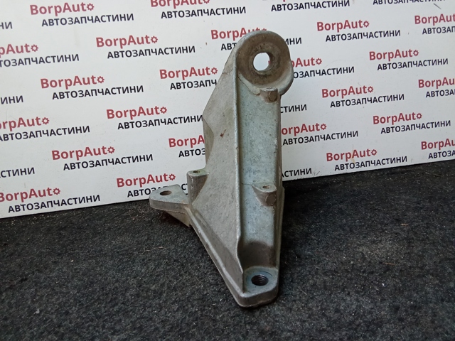 Кронштейн подушки КПП, левый 8D0399113AB VAG