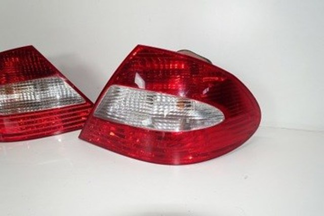 Lanterna traseira direita 2098201464 Mercedes
