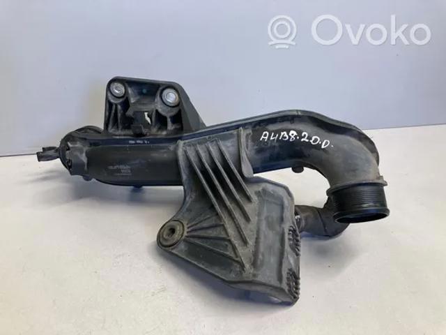 Mangueira (cano derivado) esquerda de intercooler 8K0145673M VAG