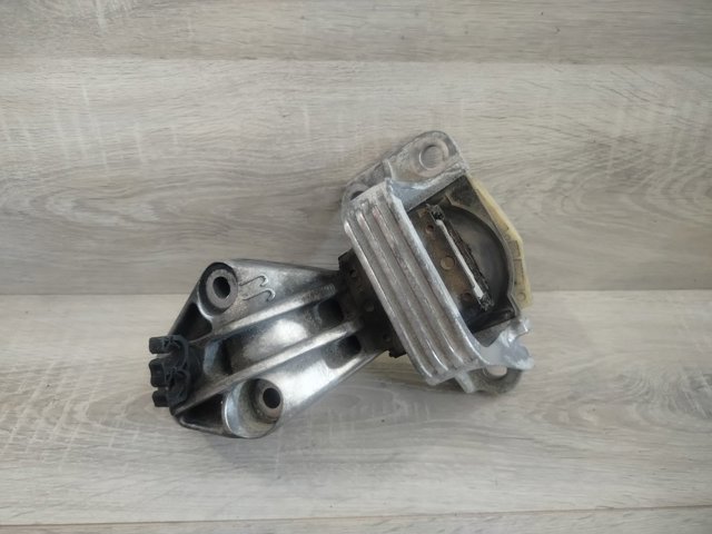 Правая опора ДВС 112100020R RENAULT