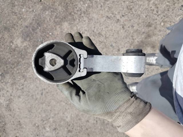 Подушка (опора) двигателя, правая верхняя 113560007R RENAULT