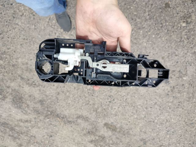RENAULT 806060041R Держатель наружной ручки двери передней правой в наличии Сумы