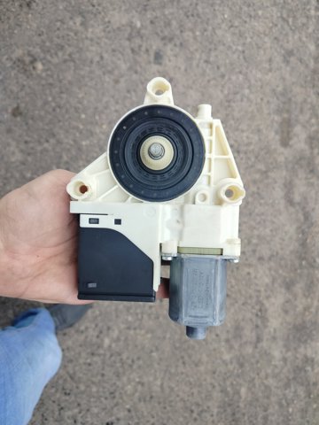 RENAULT 827306548R Мотор стеклоподъемника двери задней правой в наличии Ирпень