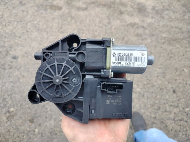 Мотор стеклоподъемника двери задней, правой 827306548R RENAULT