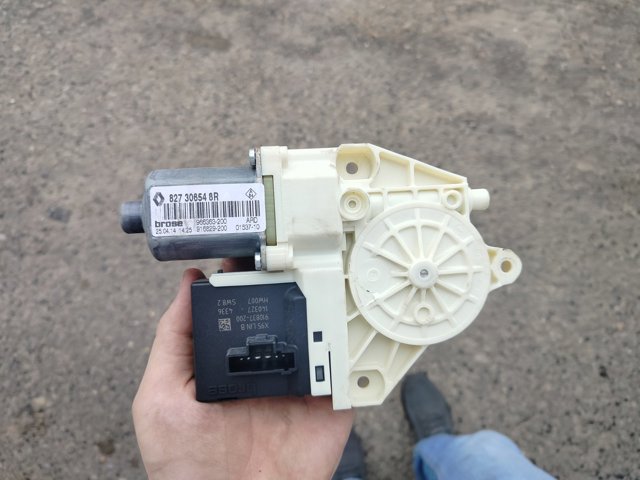 827306548R Мотор стеклоподъемника двери задней правой купить Николаев