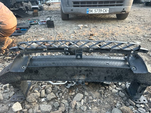 VAG 561805705A Направляющая переднего бампера в наличии Черновцы
