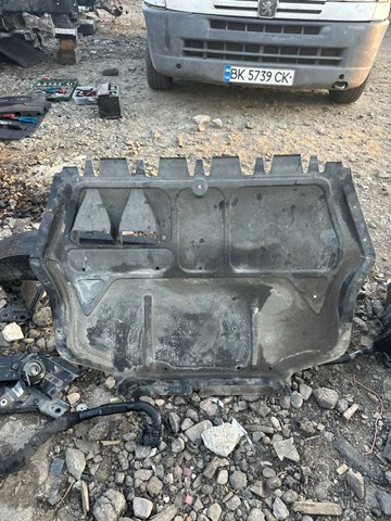 561825237 VAG Защита двигателя, поддона (моторного отсека) купить в Ровно