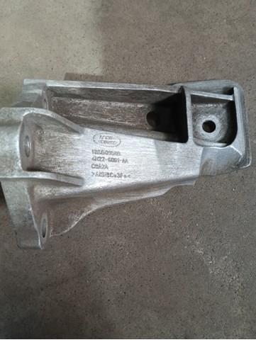 Кронштейн подушки (опоры) двигателя, левой KKU500580 LAND ROVER