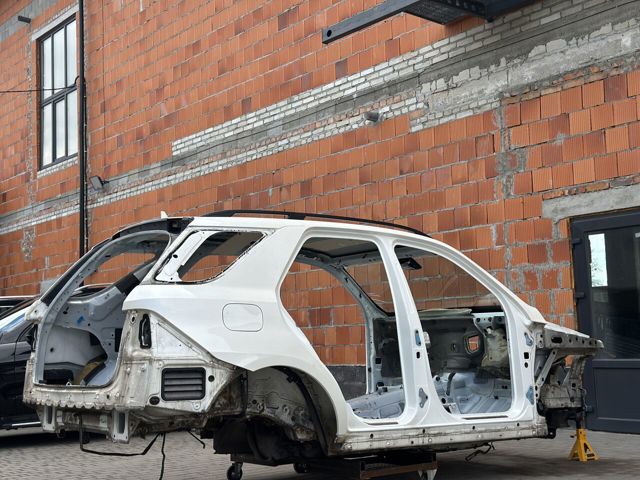 Боковая часть задняя правая A1666305401 MERCEDES