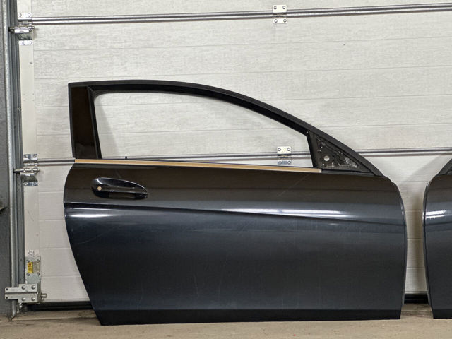 Пассажирская передняя дверь A2047201005 MERCEDES