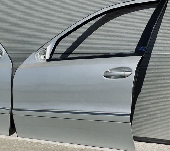 Передняя левая дверь A2117201305 MERCEDES
