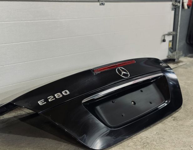 Крышка багажника A2117500075 MERCEDES