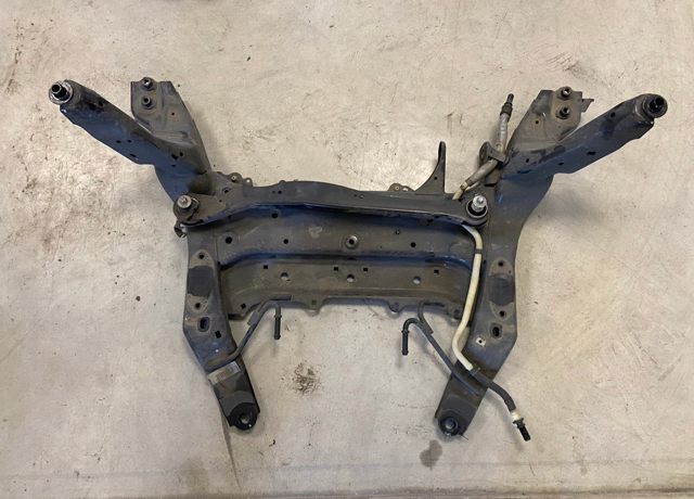 Передняя балка 31116869546 BMW