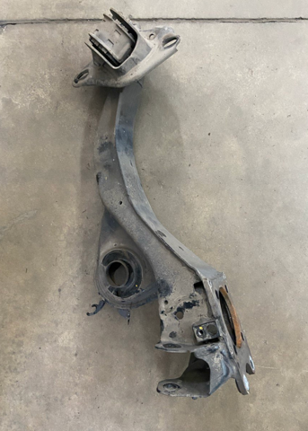 Рычаг/тяга задней подвески продольный нижний, левый 33308842877 BMW