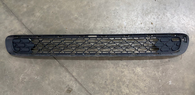 Решетка бампера переднего центральная 51117301563 BMW