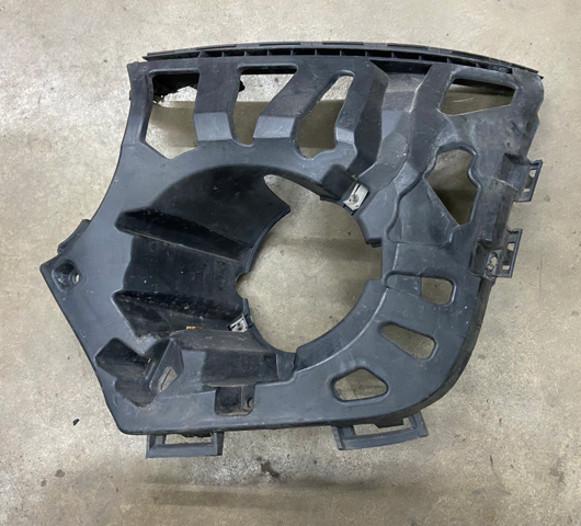 Кронштейн крепления противотуманной фары, левой 51117302507 BMW