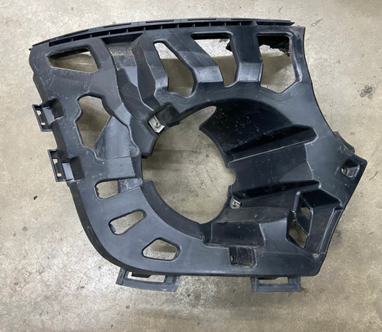 Кронштейн крепления противотуманной фары, правой 51117302508 BMW