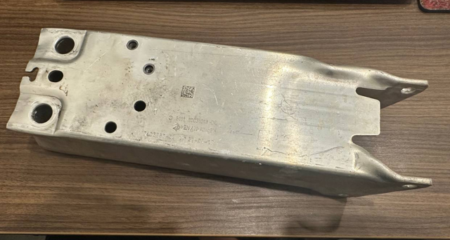 Кронштейн усилителя переднего бампера 51117406387 BMW