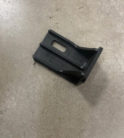 BMW 51117424511 Кронштейн бампера переднего в наличии Винница