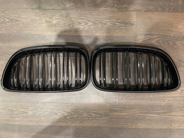 Решетка радиатора правая 51137200728 BMW