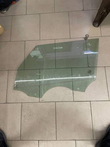 Стекло водительской двери 51337320285 BMW