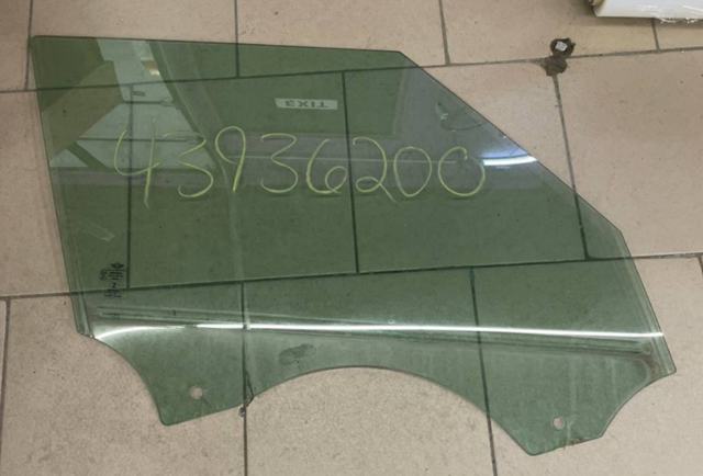 Стекло передней двери, правой 51337390076 BMW