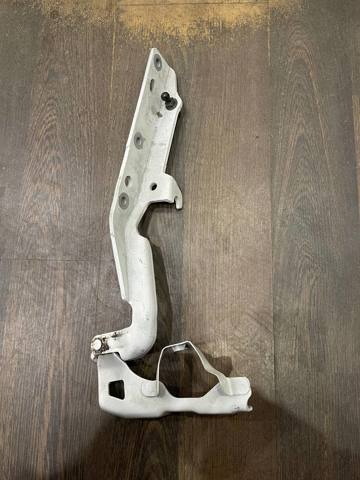 Левая петля капота 8W0823301 VAG