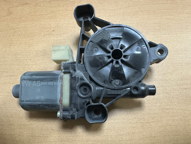 Моторчик стеклоподъемника двери задней, правой 8W0959812 VAG