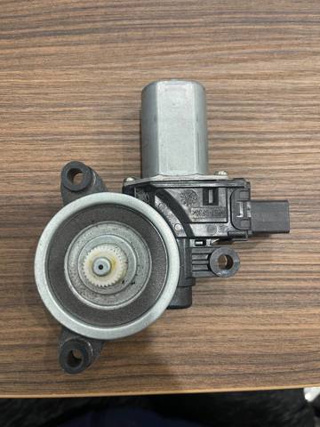 Мотор стеклоподъемника двери передней, правой B45C5858X MAZDA