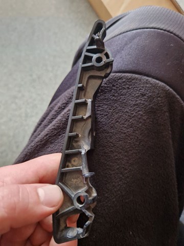 BMW 51117385349 Направляющая переднего бампера левая в наличии Украина