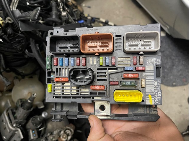 Коробка предохранителей 9664705980 PEUGEOT