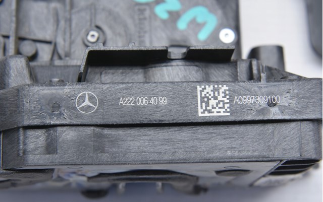 Замок задней правой двери  A2220064099 MERCEDES