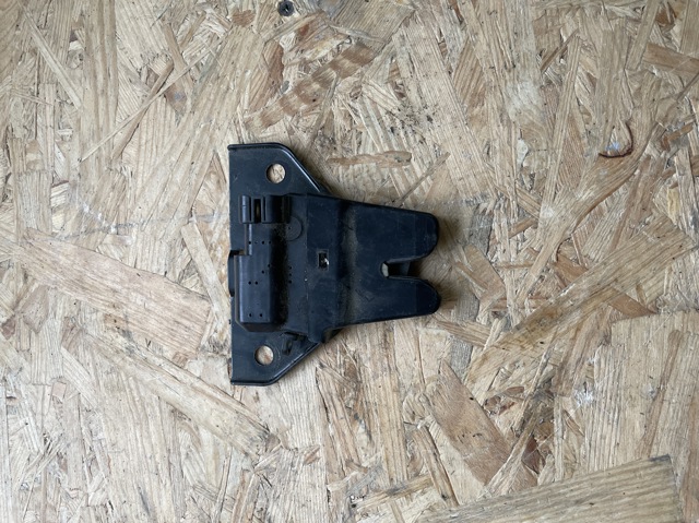 Замок капота Tesla Model S