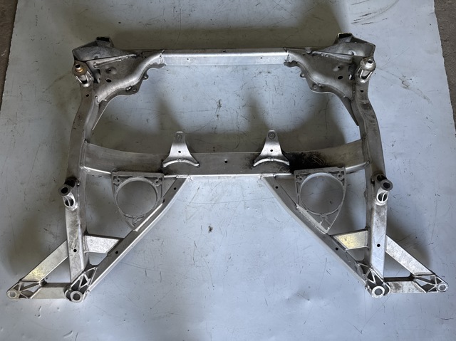 Передняя балка 31112284630 BMW
