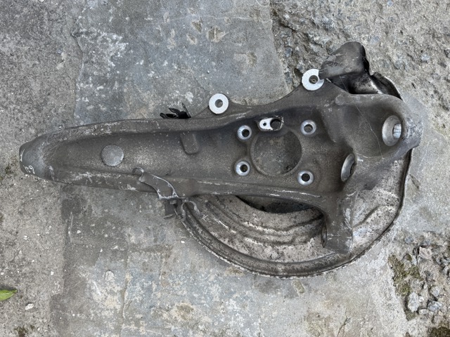 Цапфа поворотного кулака 31206884382 BMW