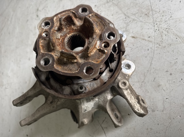 33302284796 BMW Цапфа задняя правая купить в Львов