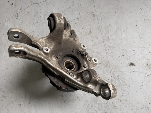 Цапфа поворотная правая 33302284796 BMW