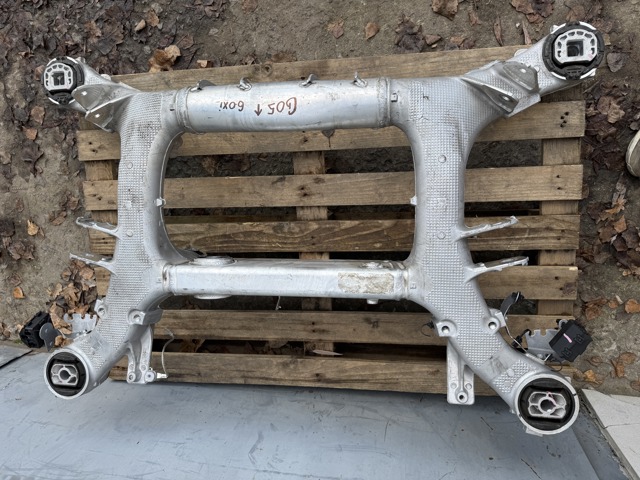 Поперечка задней подвески BMW X5