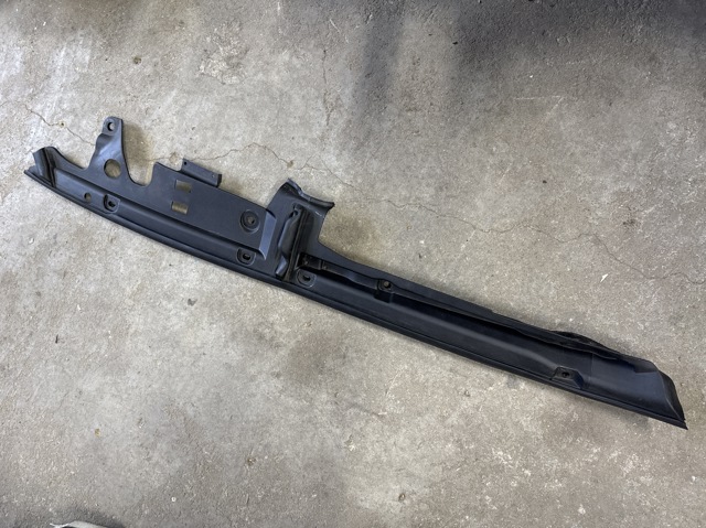 51767349605 BMW Уплотнитель крыла купить в Каменское