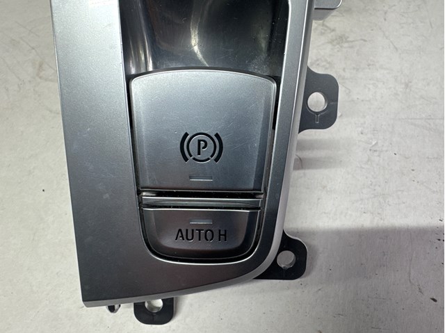 Клавиша электромеханического стояночного тормоза 61319384255 BMW
