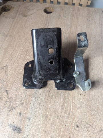 Кронштейн подушки (опоры) двигателя, левой 1091A332 MITSUBISHI