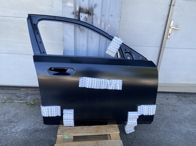 Пассажирская передняя дверь 41515A32EA4 BMW