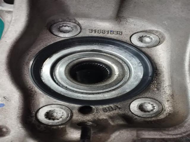 31681838 VOLVO Цапфа передняя правая купить в Ирпень