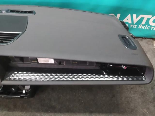 VOLVO 31688646 Решетка вентиляции салона на "торпедо" правая в наличии Украина