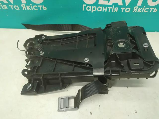 VOLVO 32244415 Полка под аккумулятор в наличии Киев