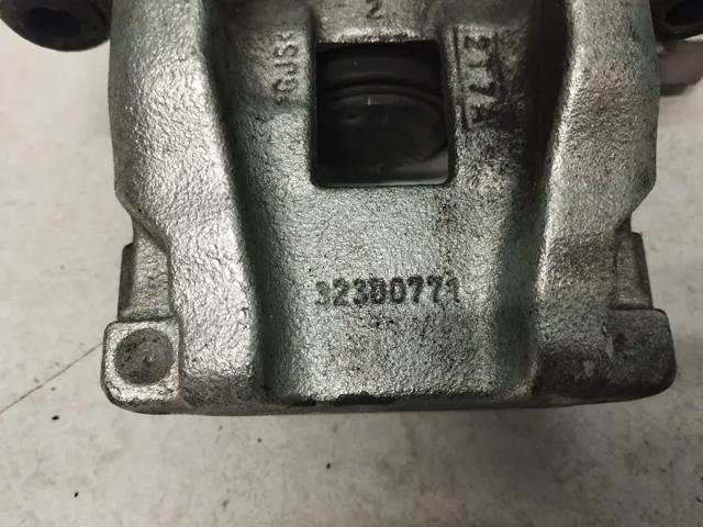 VOLVO 32300771 Суппорт задний правый в наличии Чернигов
