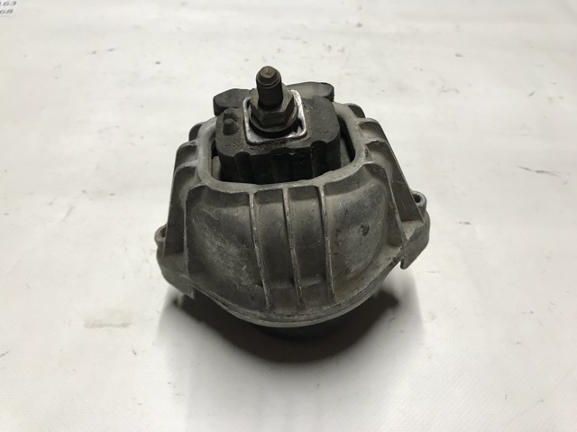 Кронштейн подушки (опоры) двигателя, левой 13981112 BMW