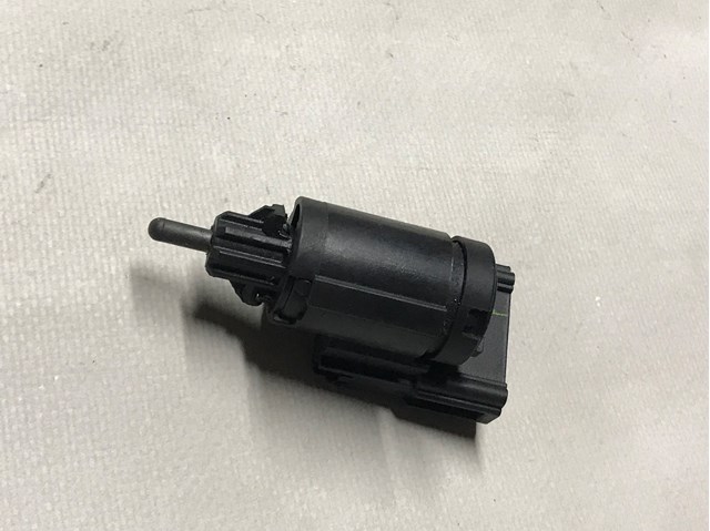 Датчик включения стоп-сигнала (лягушка) Volkswagen Transporter T5