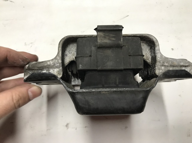 1K0199555 Подушка (опора) двигателя левая купить Николаев