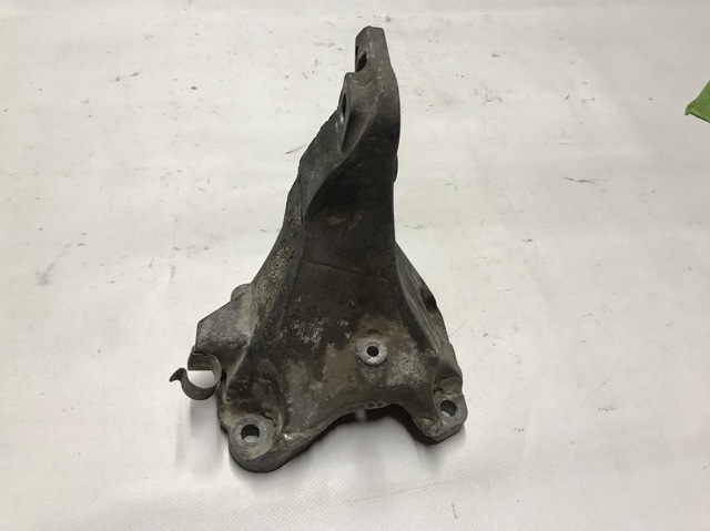 Кронштейн подушки (опоры) двигателя, правой 22116781916 BMW